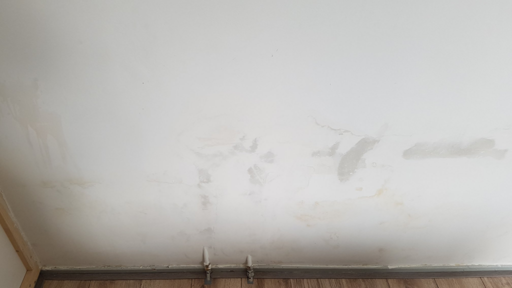 Lekkage vanuit de badkamer opgezocht en hersteld