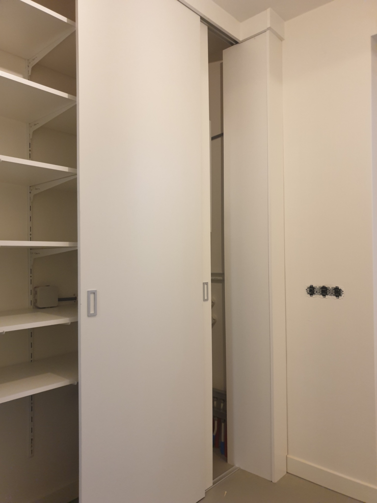 Schuifdeurkast in de bijkeuken gemaakt