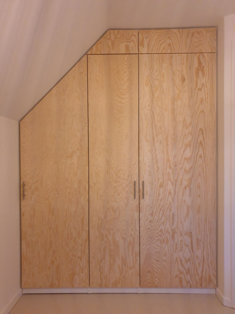 Pax kasten in de nissen van de slaap- en werkkamer ingebouwd