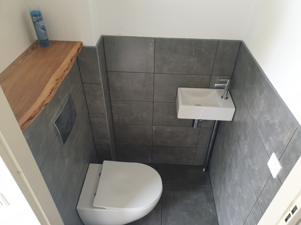 Toilet gerenoveerd met een wandtoilet