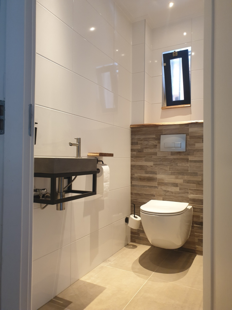 Toilet gerenoveerd en verlaagd plafond voorzien van inbouwspots