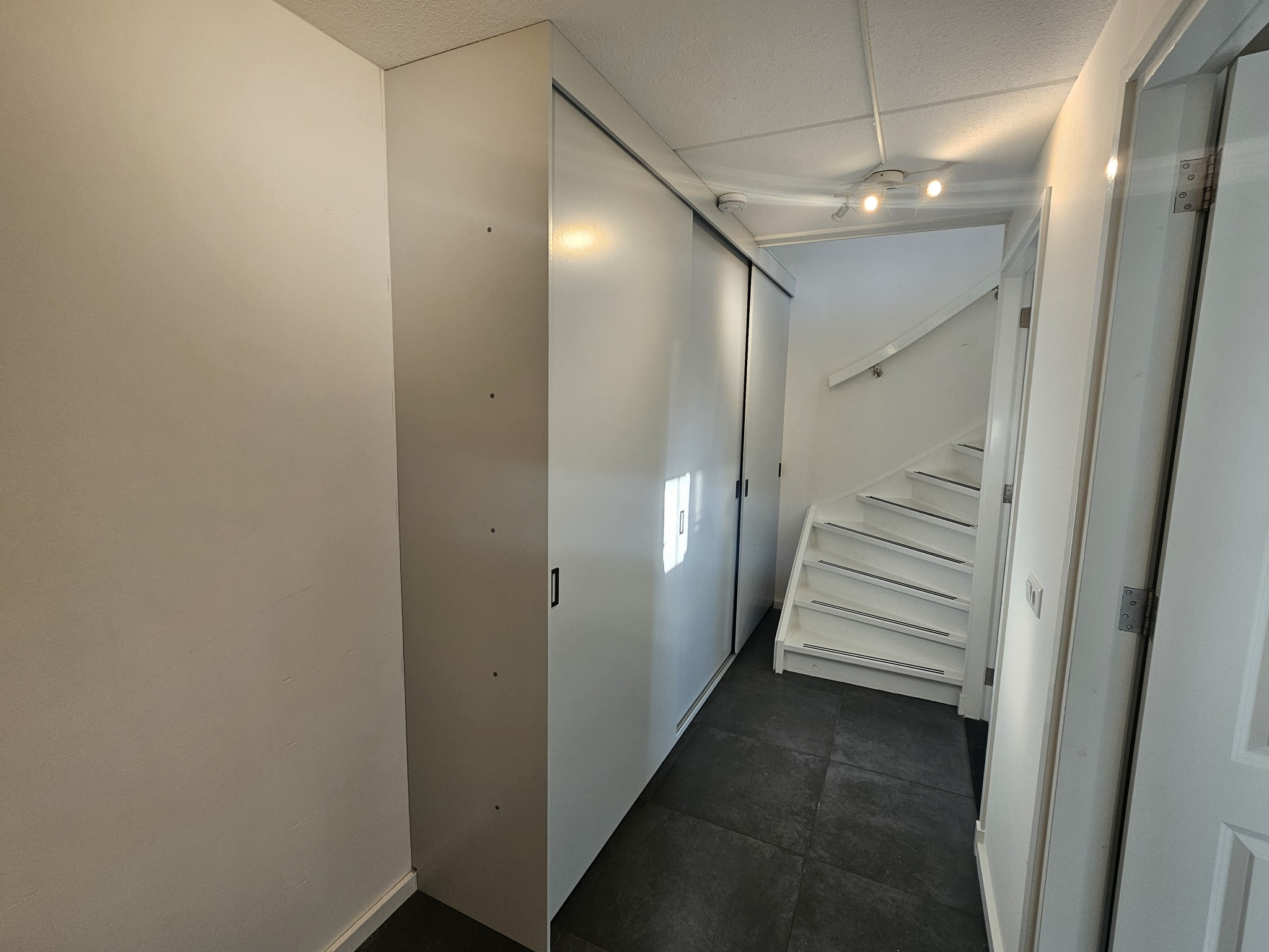 Schuifdeurkast in een souterrain