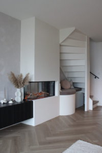 Vloerverwarmingsunit onder de trap geplaatst en ombouwde elektrische haard