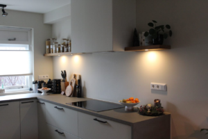 Ombouw om de afzuigkap met kanaal