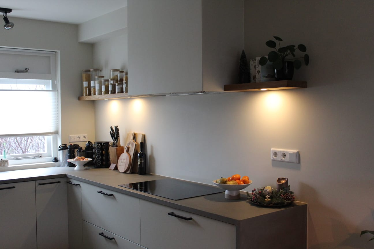 Ombouw om de afzuigkap met kanaal