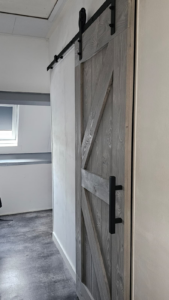 Schuifdeur en schappen in een trapkast vervangen