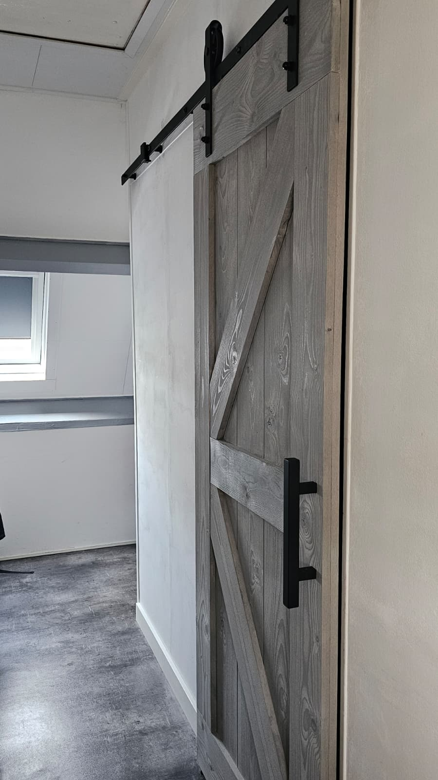 Schuifdeur en schappen in een trapkast vervangen